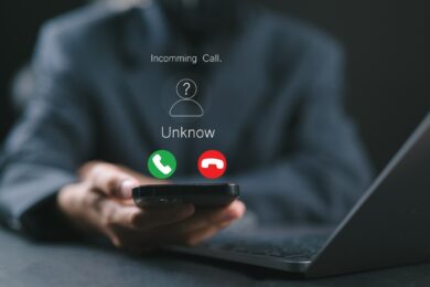 Chiamate mute con IA: la trappola che imita la tua voce