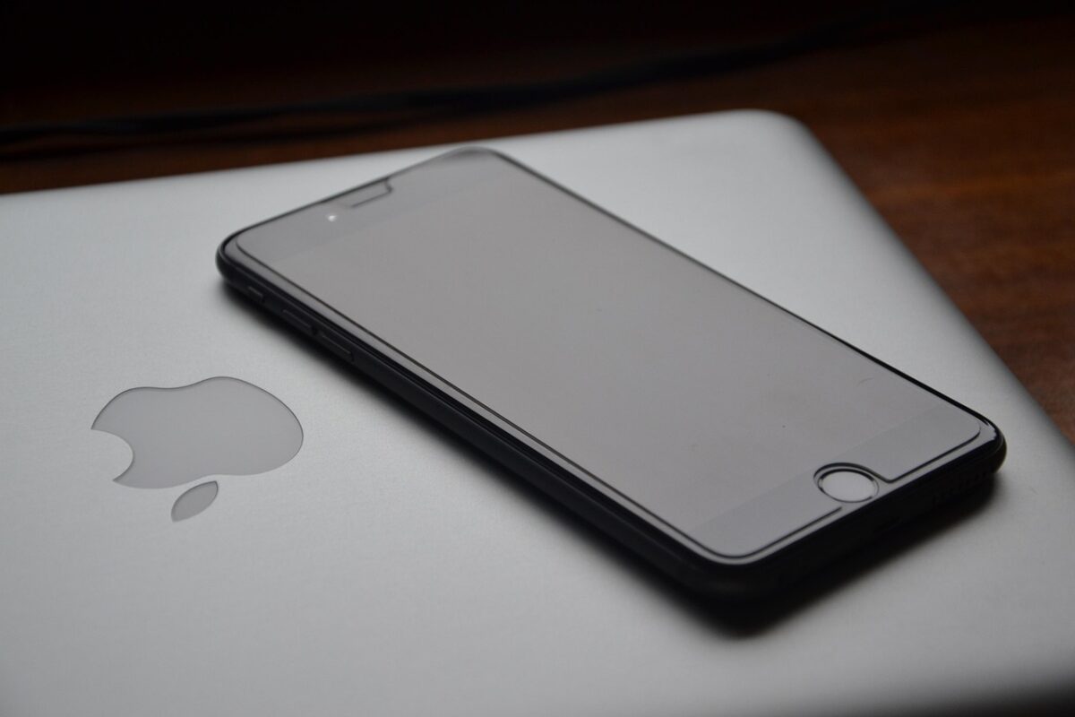 Apple rilancia i suoi sistemi operativi: arrivano le beta con Siri AI Apple rilancia i suoi sistemi operativi: arrivano le beta con Siri AI