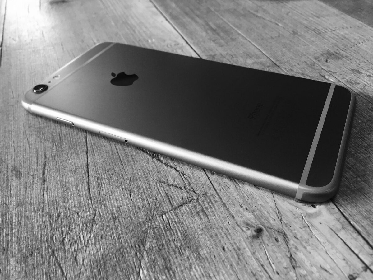 Apple rilancia i suoi sistemi operativi: arrivano le beta con Siri AI Apple rilancia i suoi sistemi operativi: arrivano le beta con Siri AI