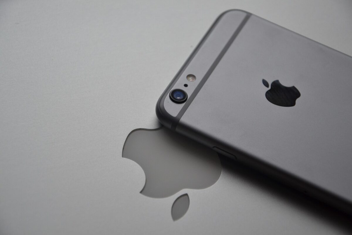 Rincari iPhone e nuovi prezzi Apple: perché il mercato degli smartphone sta cambiando davvero Rincari iPhone e nuovi prezzi Apple: perché il mercato degli smartphone sta cambiando davvero