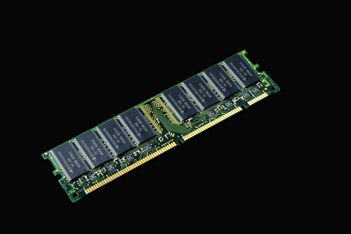 L’AI ribalta il mercato dei chip: le memorie DRAM costano più dei semiconduttori logici L’AI ribalta il mercato dei chip: le memorie DRAM costano più dei semiconduttori logici