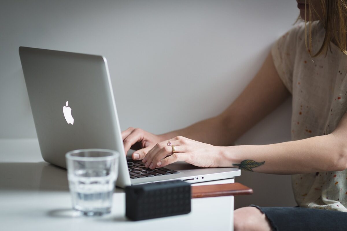 MacBook Pro OLED: il nuovo portatile Apple cambia tutto tra schermo touch, OLED e design più sottile MacBook Pro OLED: il nuovo portatile Apple cambia tutto tra schermo touch, OLED e design più sottile